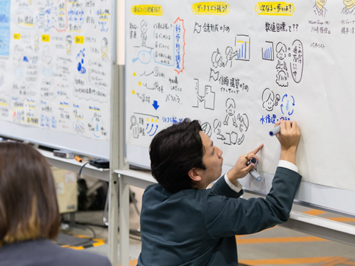 会場に広がるグラレコが議論を可視化する瞬間